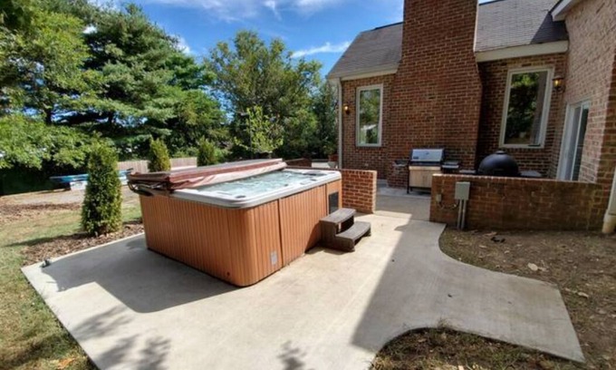 Talbot's Corner House | Historic Nashville Mansion - Perfect Location - Hot Tub - Parking - Private