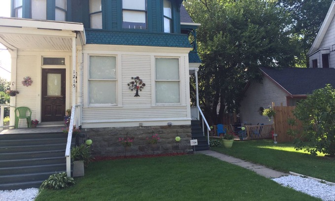 Port Huron Apartment | Historic Queen Anne . Walk to downtown, Harbor , St Clair River Walk
