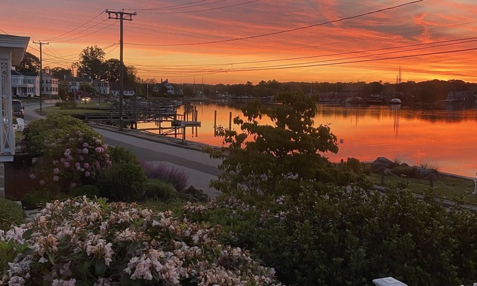 Mystic House | Historic Spite House, Captain’s Home, sleeps 10, walk to downtown Mystic!