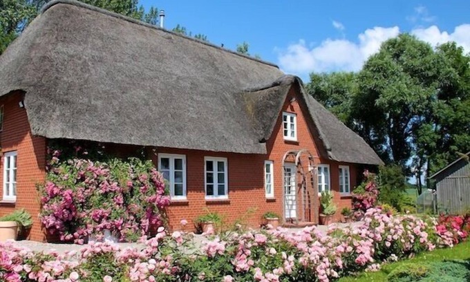 Garding House | Historic thatched cottage in southern Eiderstedt in the municipality of Borsthusen.