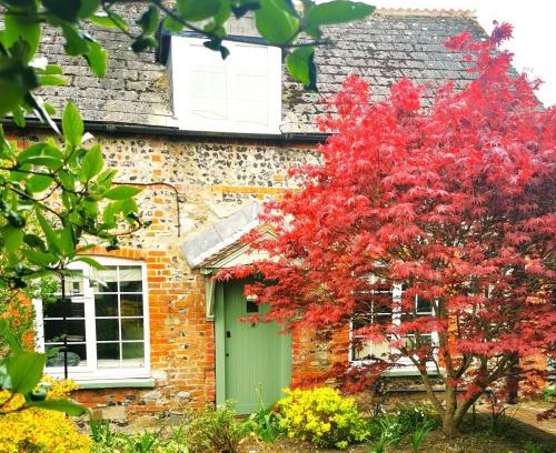 Shrewton House | Historic, traditional & Spacious Wiltshire Cottage