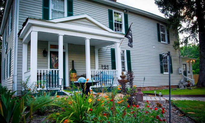 New Kent Bed & Breakfast | Historic Vaiden House, c.1781, on 8 acres: Modern Amenities with Old World Charm
