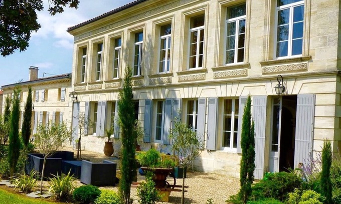 Bourg-sur-Gironde House | Historic villa with pool set in beautiful south-facing grounds