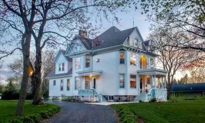 Wales House | Historic, Vintage, Classy, 11 bed, 5+ bath!