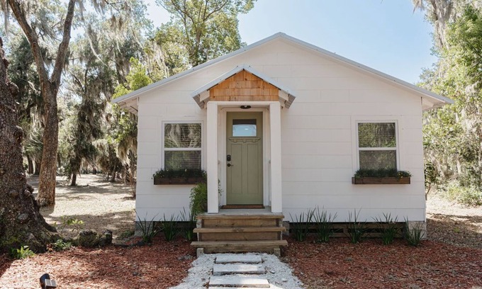 Darien House | Historical Darien Cottage