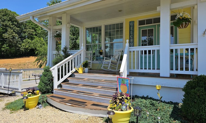 Rockford House | "Historical”Yellow Tea Cup Cottage,Farm setting,Spring H2O,WiFi, Knoxville area