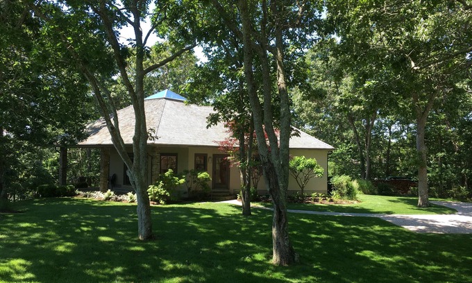 Montauk House | Hither Hills - Pristine Guest House on private estate; walk to beach.