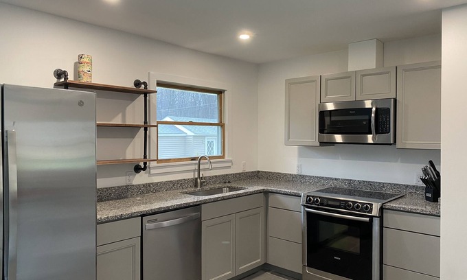 Saugerties South House | HITS, Village, Hiking & more!