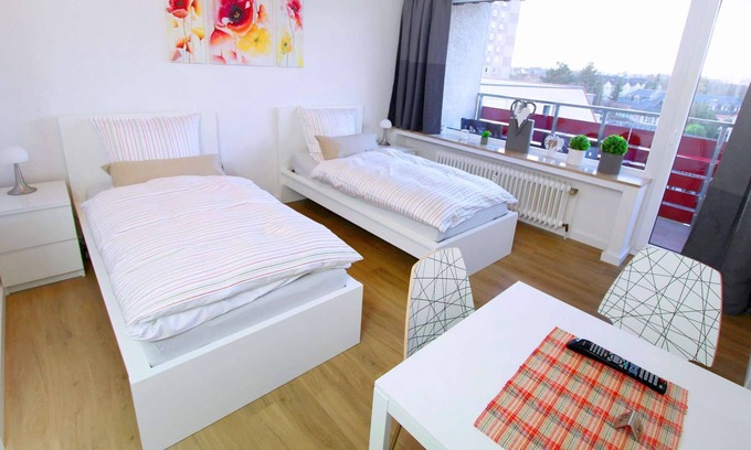 Sankt Augustin Apartment | HÖ01 large apartment with dryer and washing machine