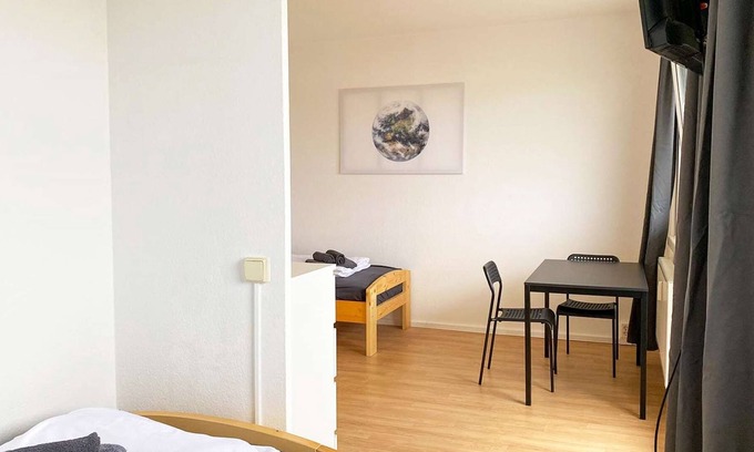 Zwickau Apartment | HÖ01 large apartment with dryer and washing machine
