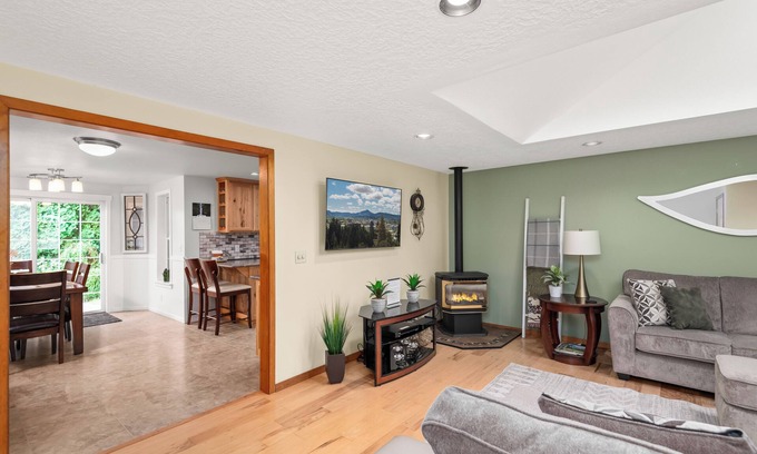 Junction City Other | Hobby Farm Home shares Hobby Farm Apartment property 888573. Rent both!