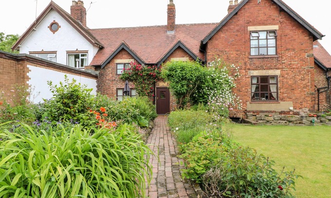 Ilkeston Cottage | HOBSON'S COTTAGE 10 MAIN STREET, family friendly in Ilkeston