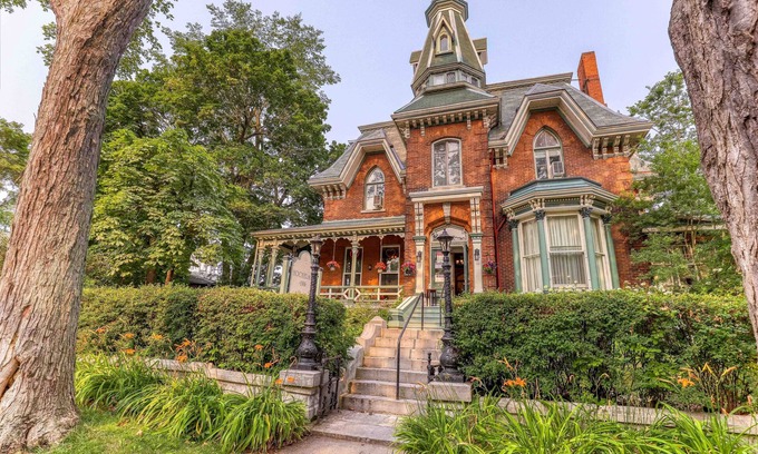 Kingston Bed & Breakfast | Hochelaga Inn