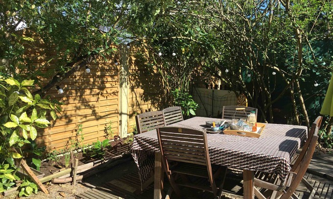 Sainte-Genevieve-des-Bois House | Holiday Home 'Jardin Proche Paris' with Private Garden, Wi-Fi and Air Conditioning