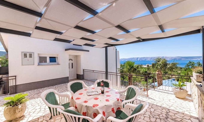 Povile Apartment | Holiday apartment with sea view and gazebo
