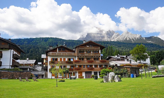 Villanova Apartment | Holiday Apartment "Nica Home Sorapis" with Mountain View, Shared Garden & Wi-Fi