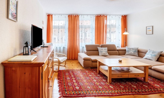 Naumburg Apartment | Holiday Apartment "Sonnenschein" with Shared Terrace & Shared Garden