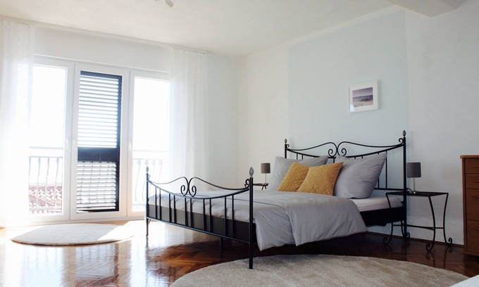 Dugi Rat Apartment | Holiday apartment (97qm) with stunning sea view for 6-7 person