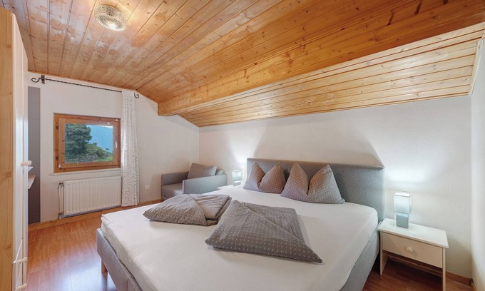 Vollan Apartment | Holiday Apartment "Bergblick" with Roof Terrace, Garden with Pool