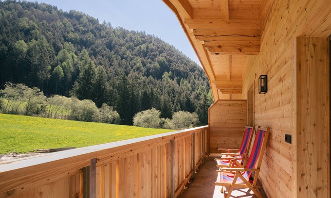 Luson Apartment | Holiday Apartment "Balbeinhof Apt Reh" with Mountain View, Balcony & Wi-Fi