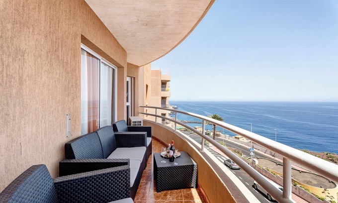 Radazul Apartment | Holiday Apartment 'Beautiful 3 Bedrooms Wifi Sea View' with Sea View, Wi-Fi and Air Conditioning
