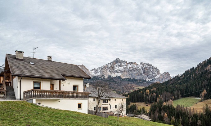 La Villa Apartment | Holiday Apartment 'Ciasa Alfred' with Mountain View, Wi-Fi & Balcony