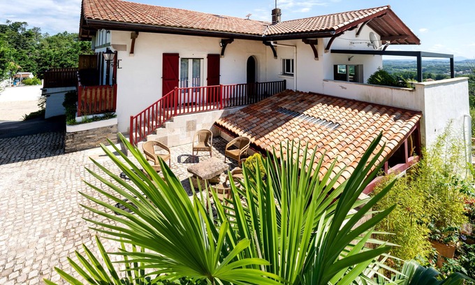 Behobie Apartment | Holiday Apartment "Escapade Au Pays Basque 2 À 4 Pers" with Balcony, Shared Garden & Wi-Fi