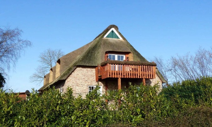 Wennbuttel Apartment | Holiday Apartment 'Felderblick Oben' with Private Garden, Balcony and Wi-Fi