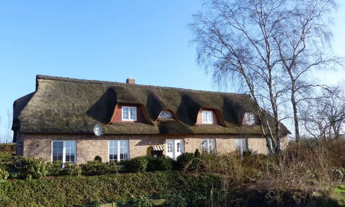 Wennbuttel Apartment | Holiday Apartment 'Felderblick Unten' with Private Terrace, Private Garden and Wi-Fi