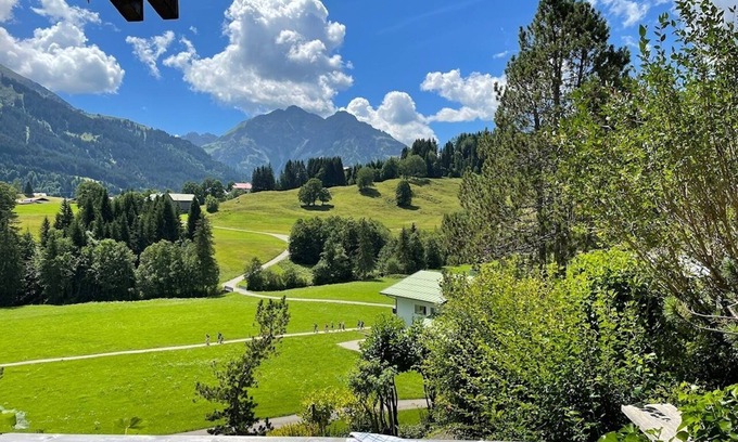Mittelberg Apartment | Holiday Apartment Gruppenferienwohnung am Auweg with Mountain View, Garden & Wi-Fi