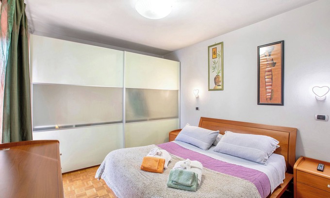 Panorama Apartment | Holiday Apartment "La Maison Des Jumeaux" with Private Terrace, Shared Garden & Wi-Fi
