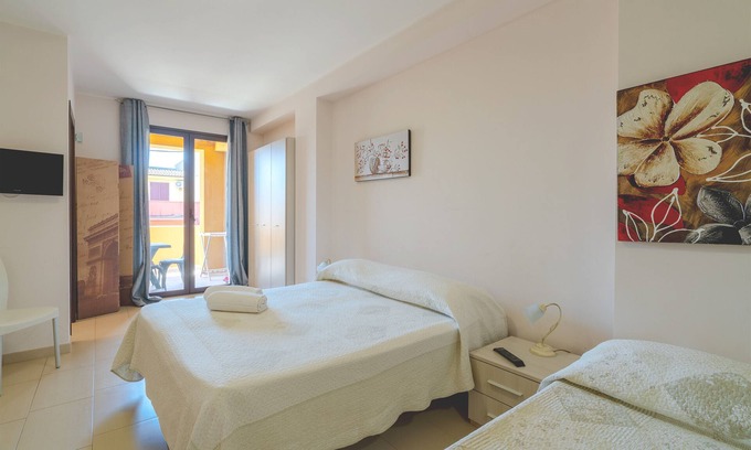 Cassibile Apartment | Holiday Apartment "San Martino Giorgia" with Balcony & Wi-Fi