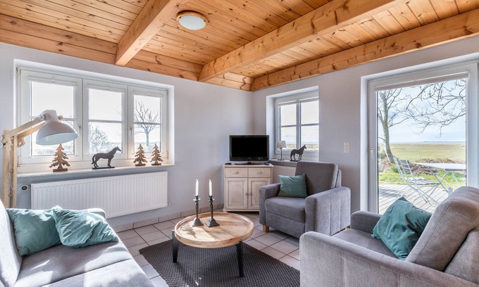 Schobull Apartment | Holiday Apartment "Schipp Landen Johanna" with Shared Garden & Wi-Fi