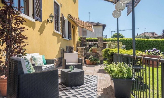 Arolo Apartment | Holiday Apartment Tina’s Yellow Home with Mountain View, Wi-Fi, Terrace & Garden