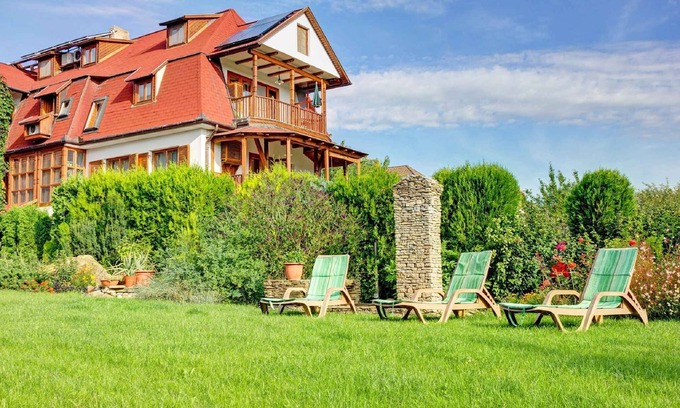 Heviz Apartment | Holiday apartment with garden and playground