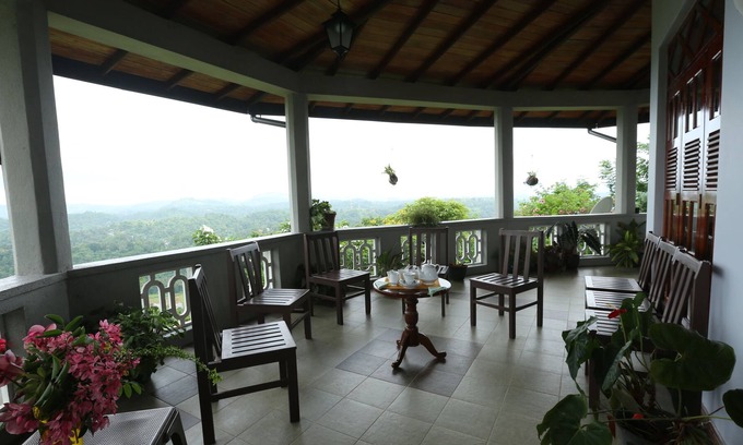 Kandy House | Holiday bungalow on top of a misty mountain