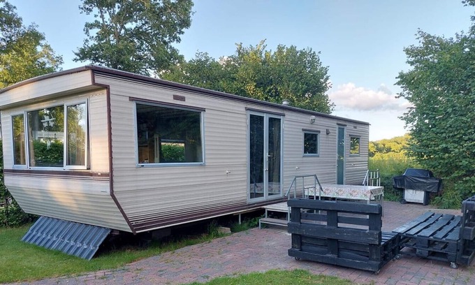 Paasloo House | Holiday chalet near the canals of Giethoorn (Dutch Venice) and National Park Weerribben - Wieden, beautiful nature and many animals such as otters, deer, badgers, kingfishers, foxes, buzzards, hawks, owls, squirrels, dragonflies, purple herons and