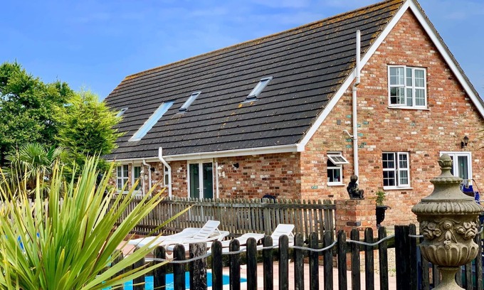 Louth Cottage | Holiday Cottage with Pool, Sleeps 7