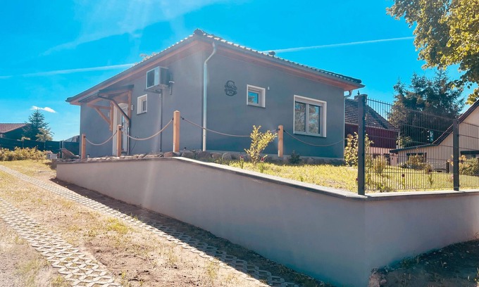 Warnitz House | Holiday Home 'Zur Schwalbe' with Private Terrace, Wi-Fi and Air Conditioning