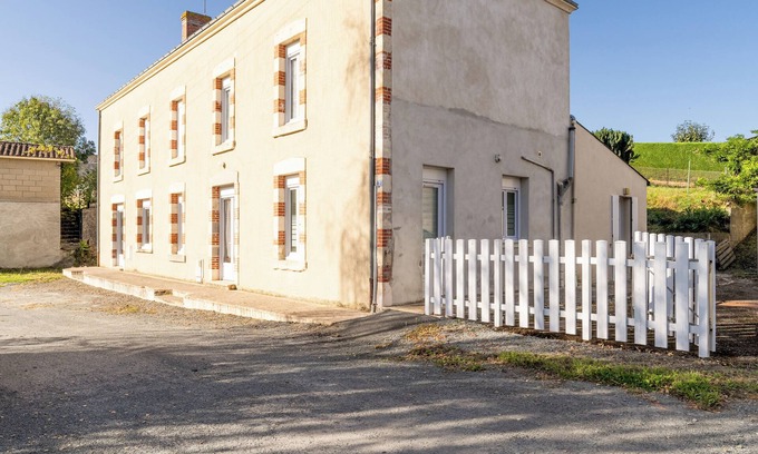 Saint-Hilaire-de-Voust House | Holiday Home 'Logement 3ch 8 Personnes' with Private Terrace, Private Garden and Wi-Fi