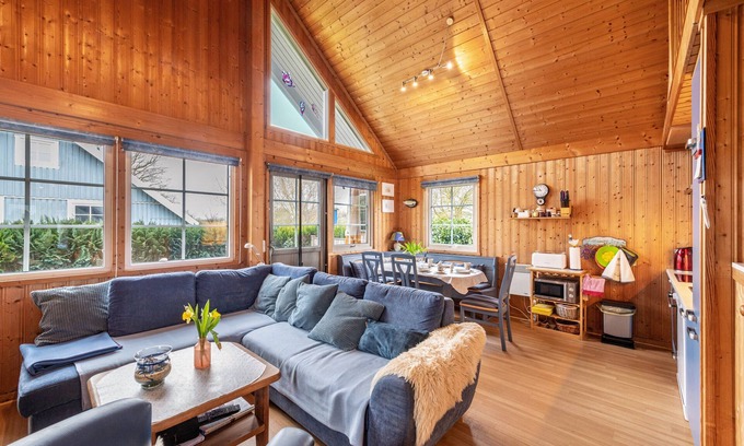 Boltenhagen House | Holiday Home 'Sonnenblumen' with Private Terrace, Private Garden and Wi-Fi