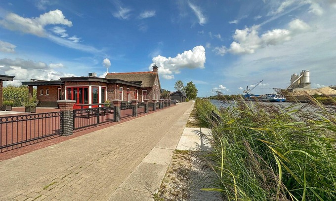 Jistrum House | Holiday Home in Friesland near Canal & Lake