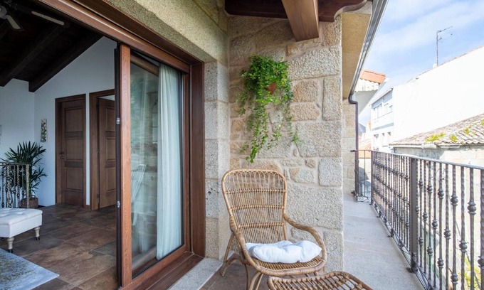 Carril House | Holiday Home 'Fogar Da Roda' with Private Terrace, Balcony and Wi-Fi