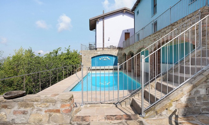 Cerretto Langhe Apartment | Holiday Home 'La Corte di Langa Casa Ametista' with Shared Pool & Wi-Fi