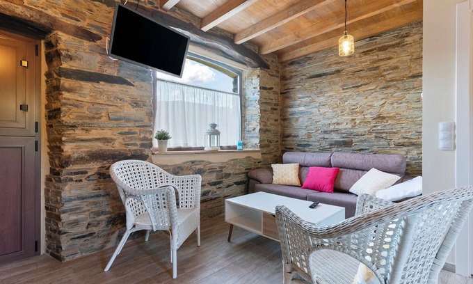 Trabada House | Holiday Home 'A Corte' with Mountain Views and Private Garden