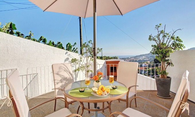 Santa Luzia House | Holiday Home 'A Minha Casa' with Sea View, Private Terrace and Wi-Fi
