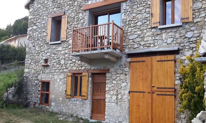 Allons House | Holiday Home "Ancienne Bergerie" with Mountain View & Private Garden