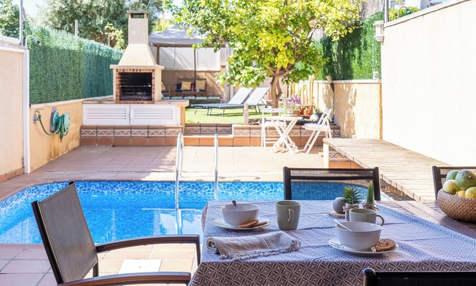 Calafell House | Holiday Home "Another Day in Paradise" with Mountain Views, Pool and Wi-Fi