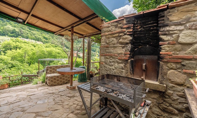 Macchino House | Holiday Home 'Antico Casale Toscano Sulla Collina' with Mountain View, Pool & Wi-Fi