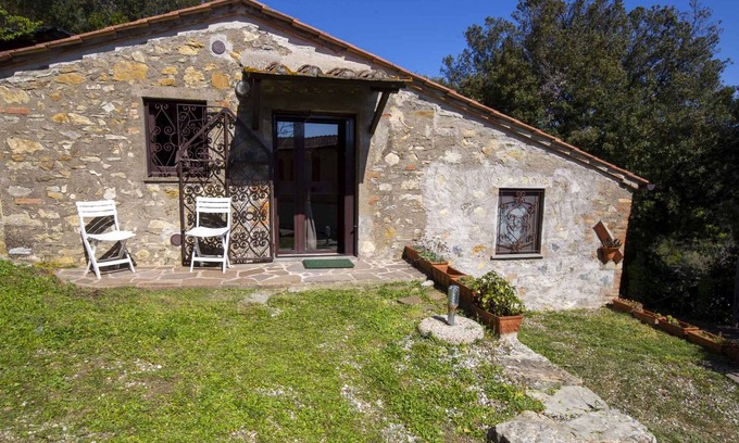 Gavorrano House | Holiday home at the edge of the forest with parking